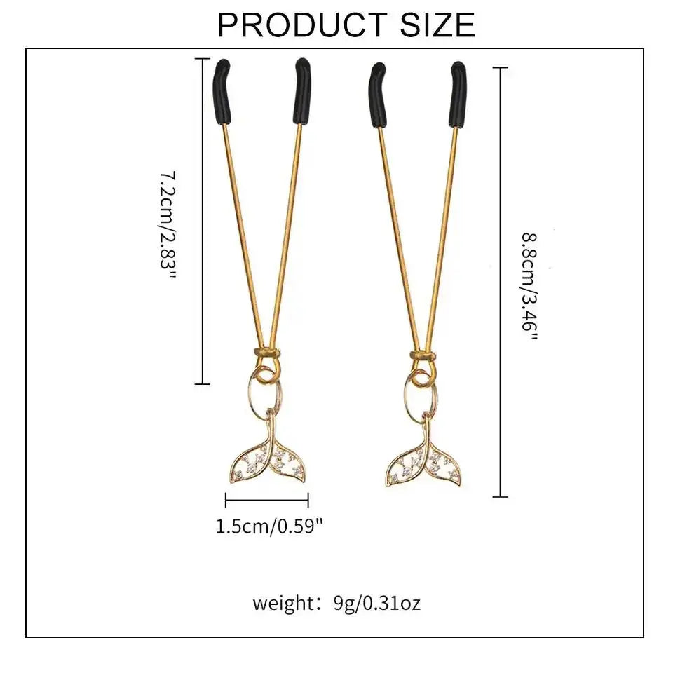 Figürlü Göğüs Ucu Mandalı – Altın Renkli, Ayarlanabilir, Taşlı Zarif Tasarım