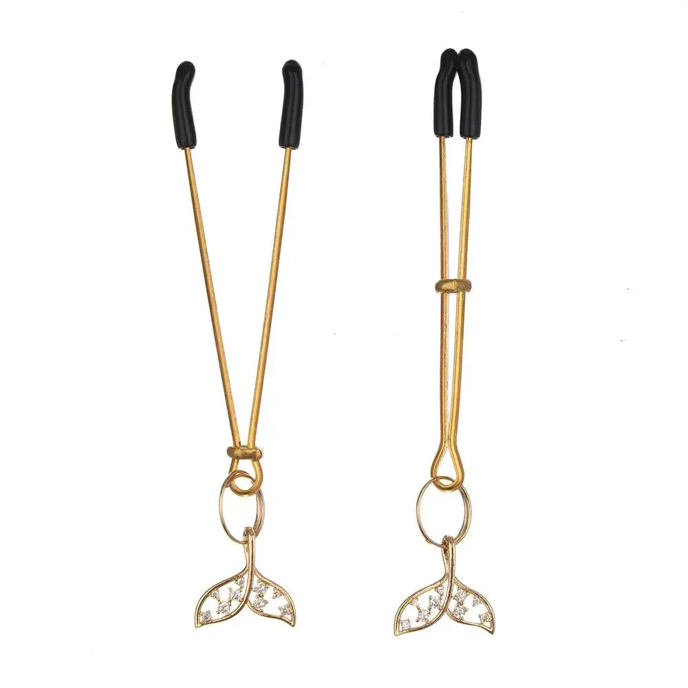 Figürlü Göğüs Ucu Mandalı – Altın Renkli, Ayarlanabilir, Taşlı Zarif Tasarım