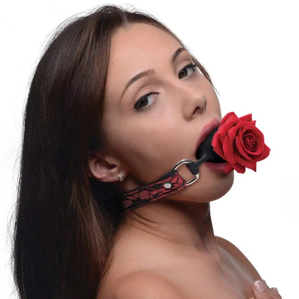 Gül Detaylı Ağız Topu – Ayarlanabilir Kayışlı, Silikon Fantezi Aksesuarı