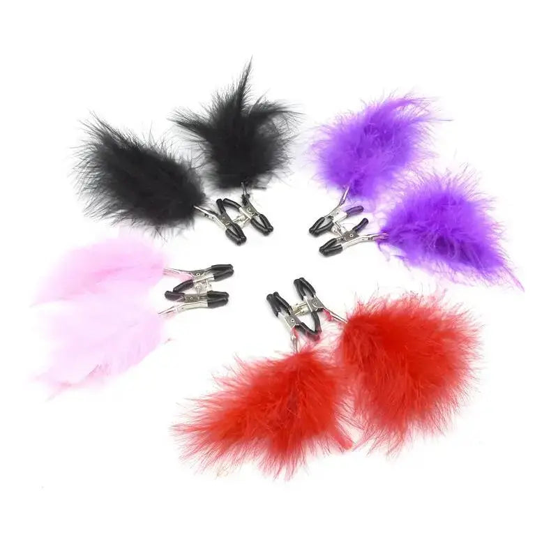 Peluşlu Göğüs Ucu Mandalı – Ayarlanabilir, Tüylü ve Estetik Tasarım